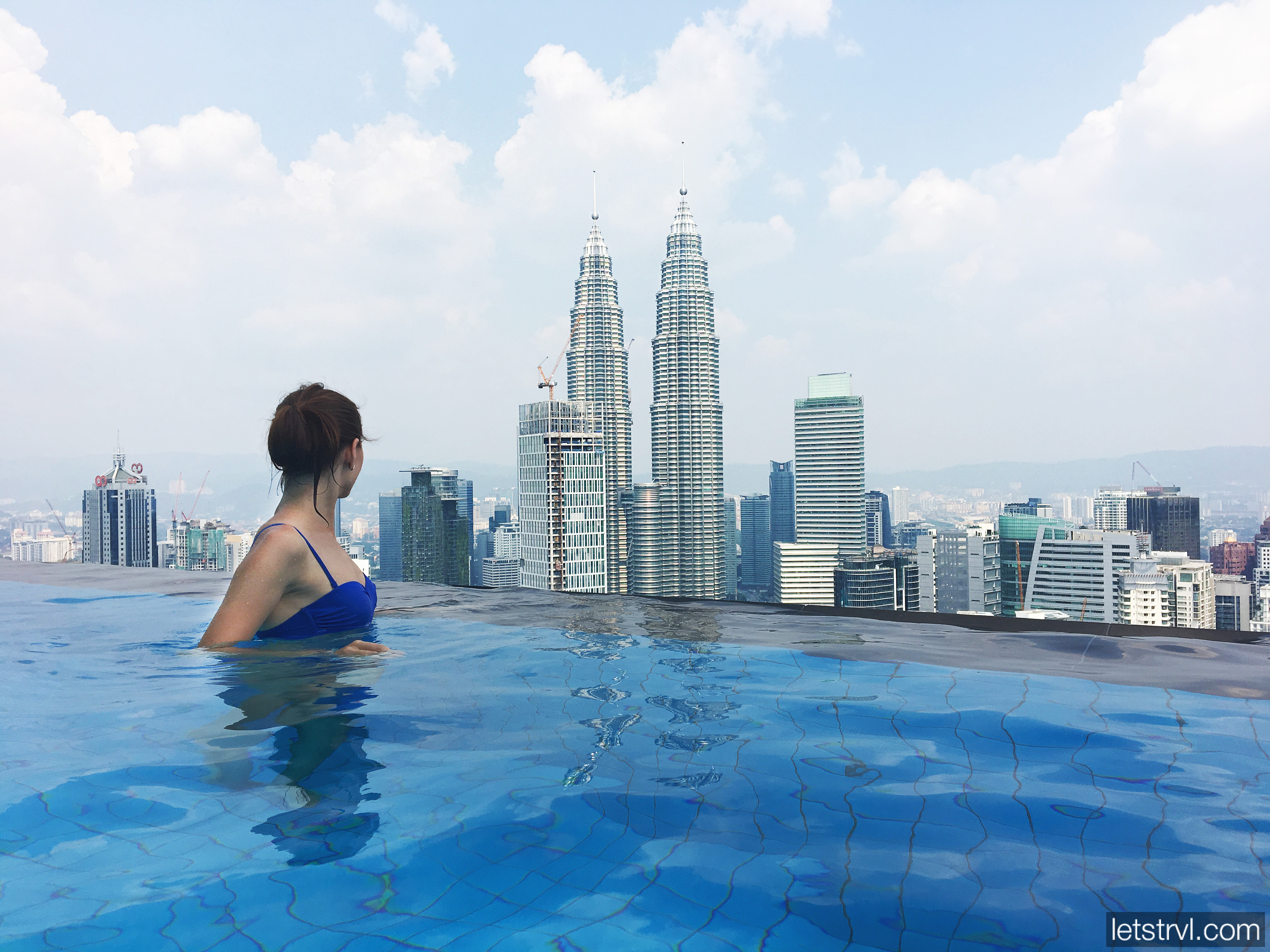 Бассейн с видом на Куала-Лумпур