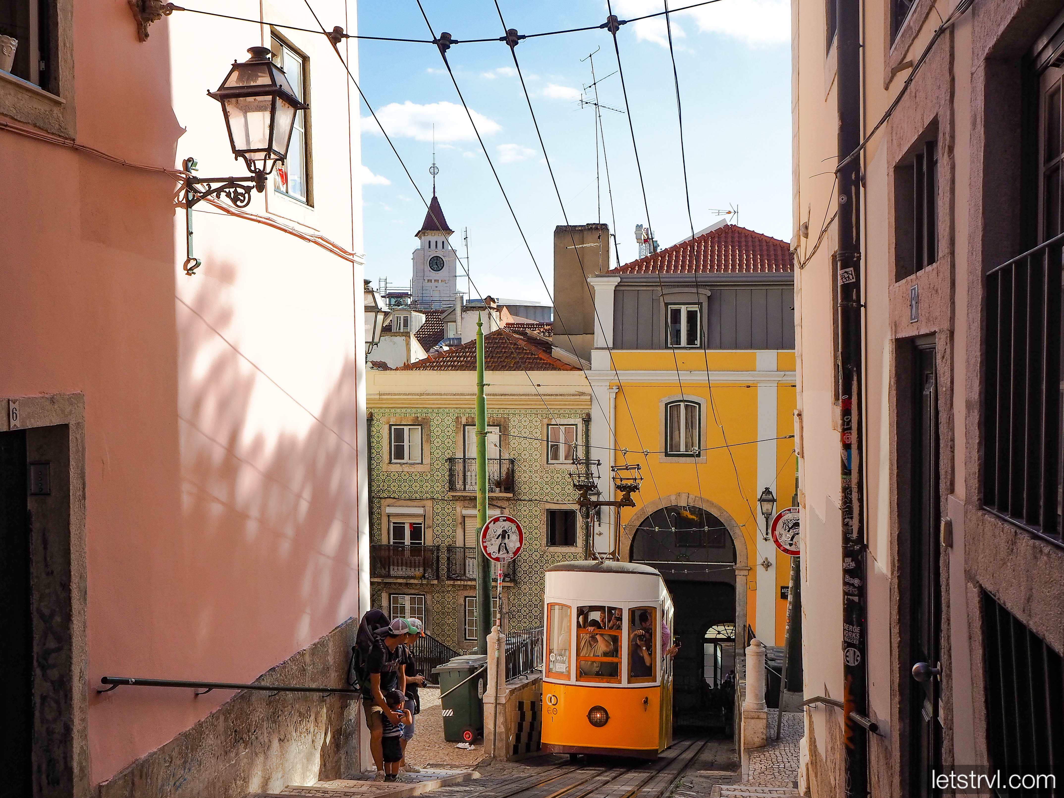 Нижняя станция фуникулера Бика в Лиссабоне