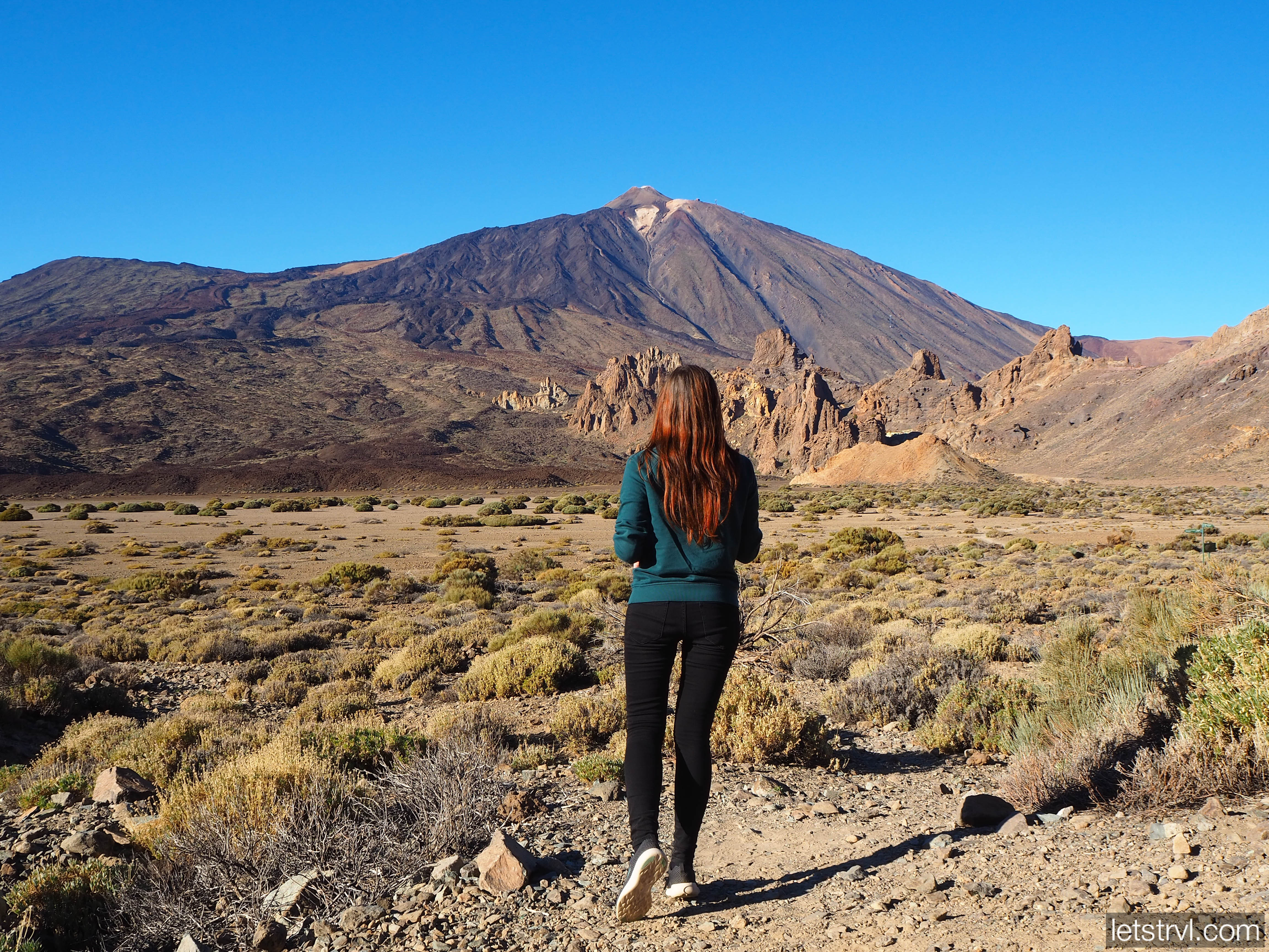 Человек идущий к вулкану Тейде