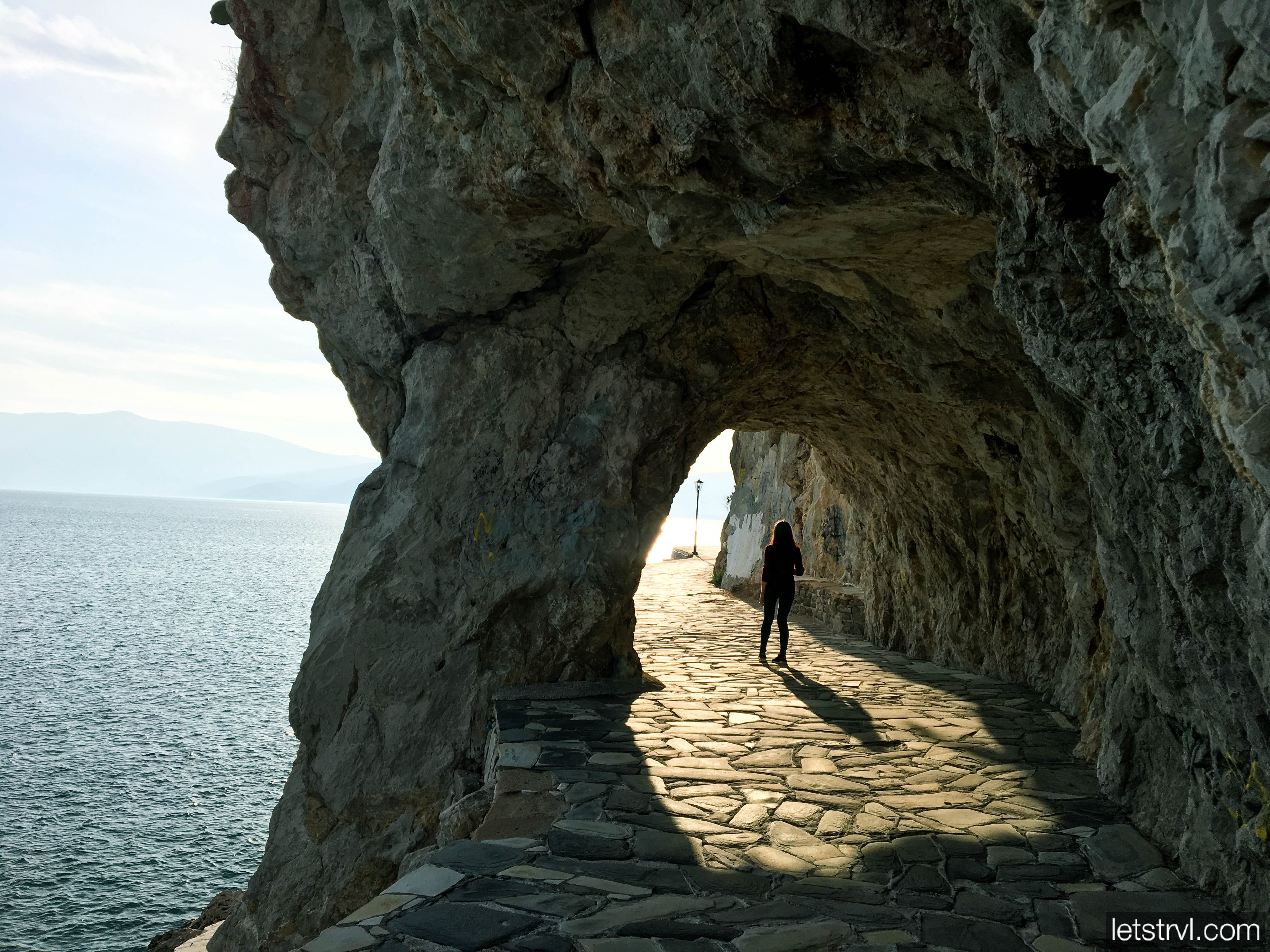 Арка в скале в Нафплионе