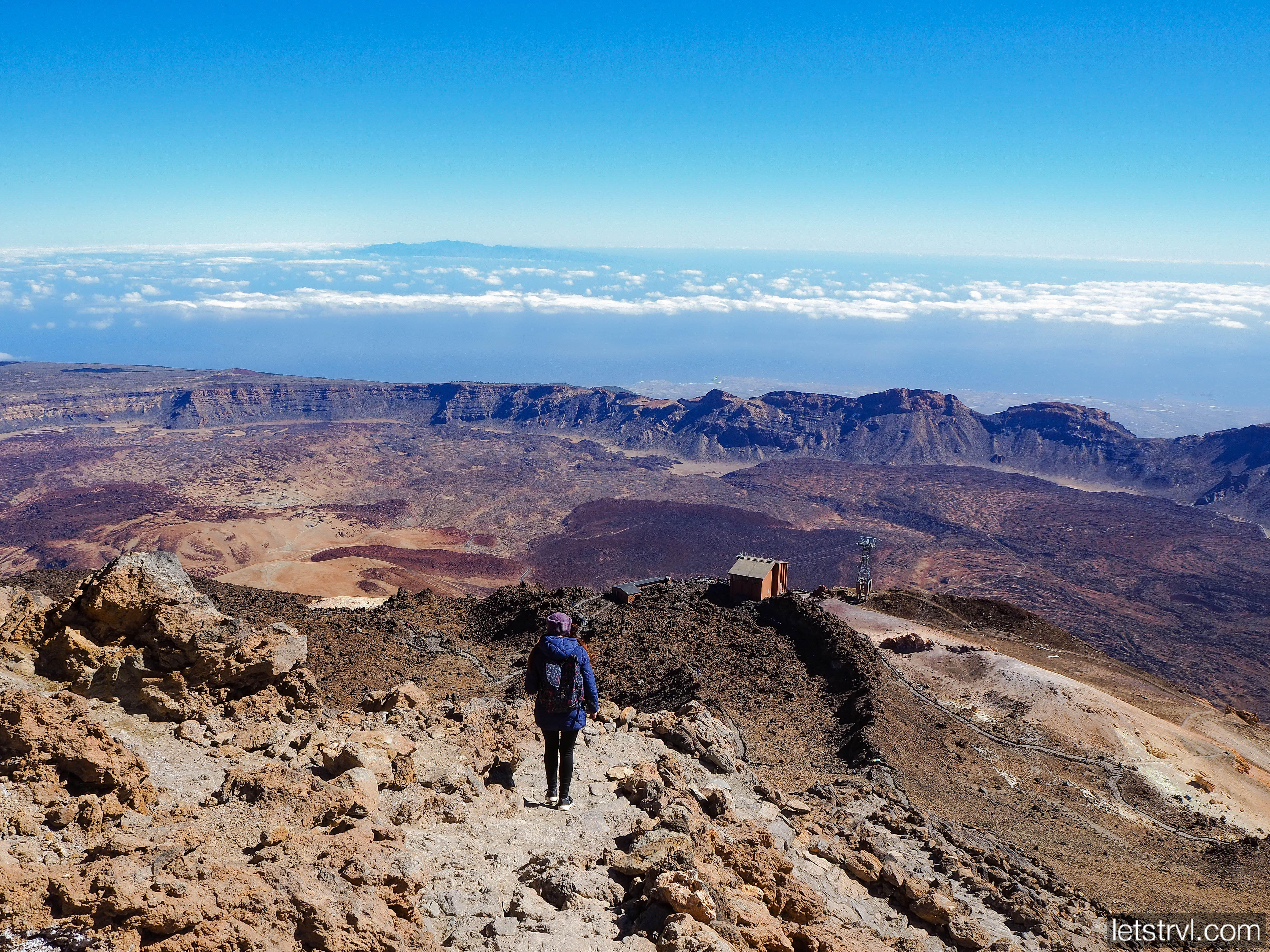 Вид с тропы на верхнюю станцию канатной дороги на Тейде