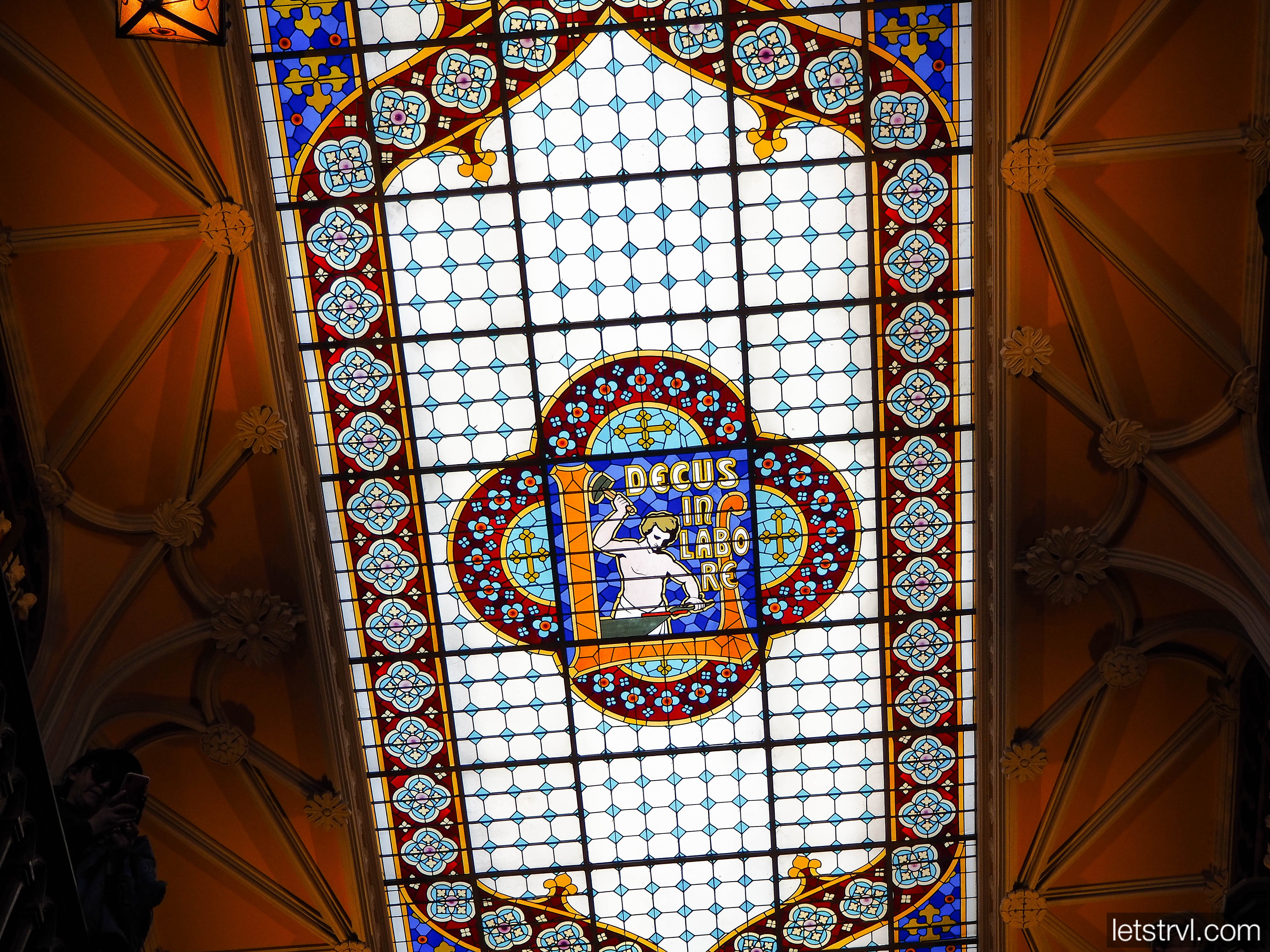 Витраж в Livraria Lello с надписью Decus in Labor