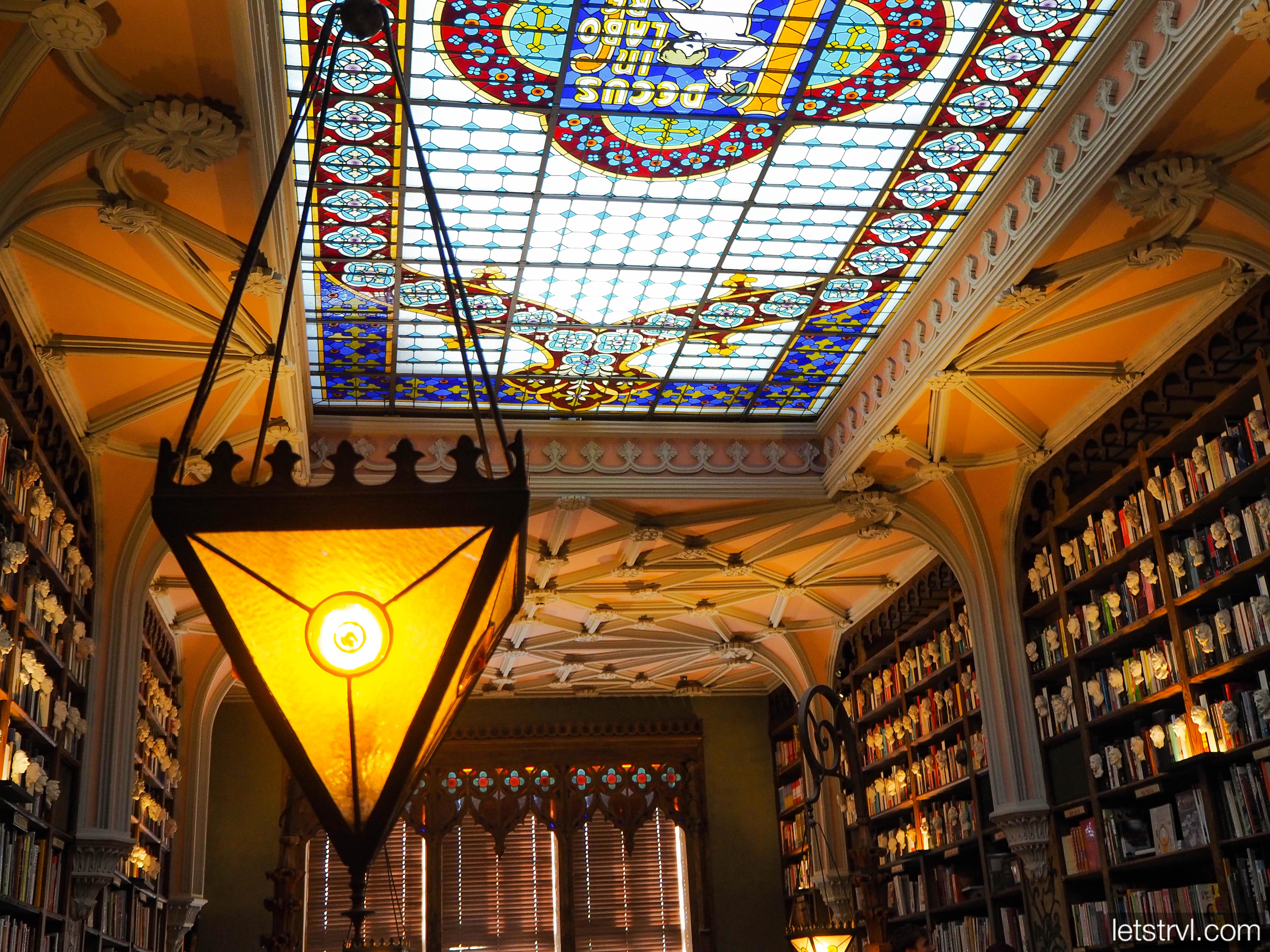 Внутренний интерье Livraria Lello