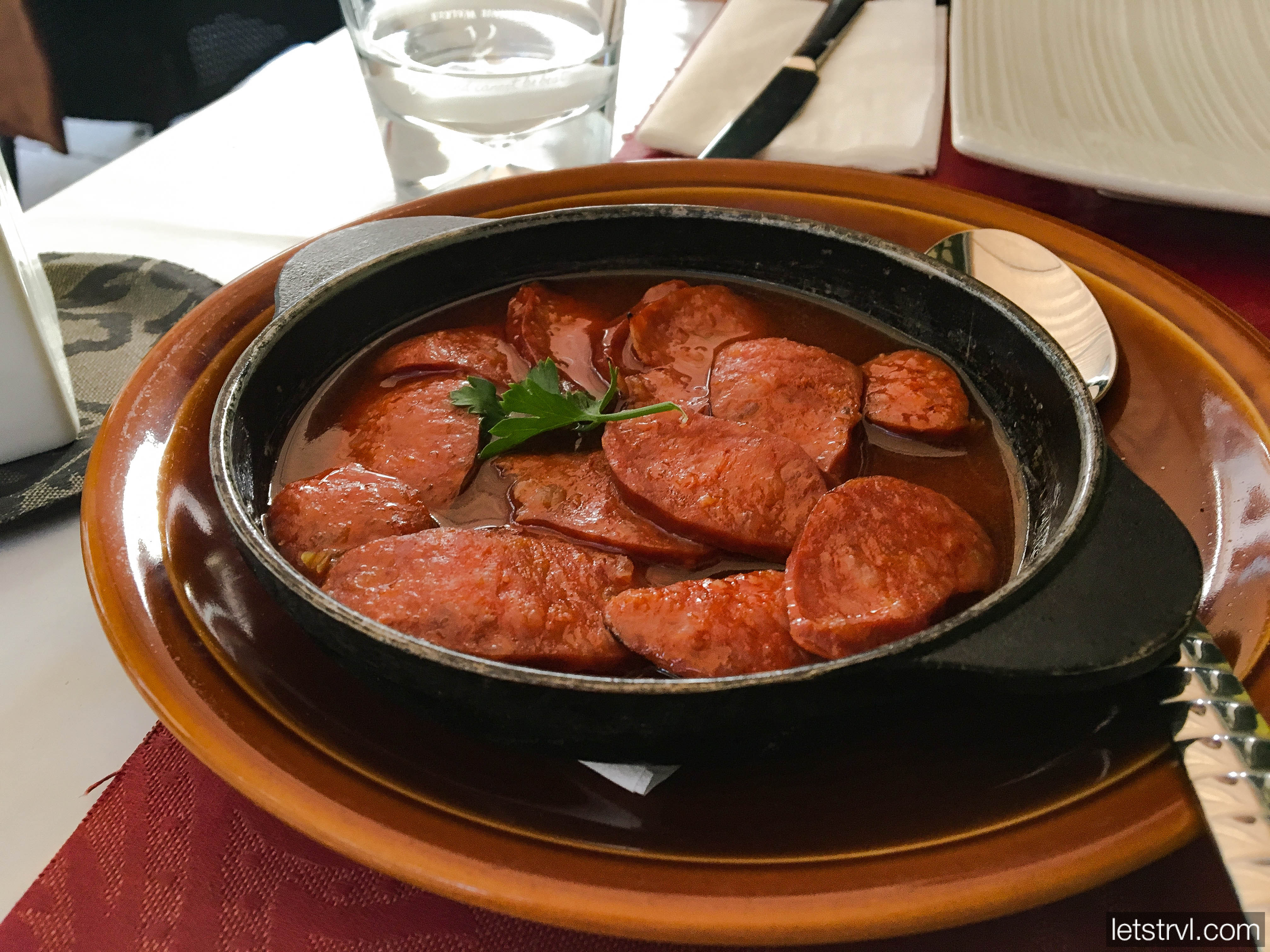 Колбаски чоризо в вине