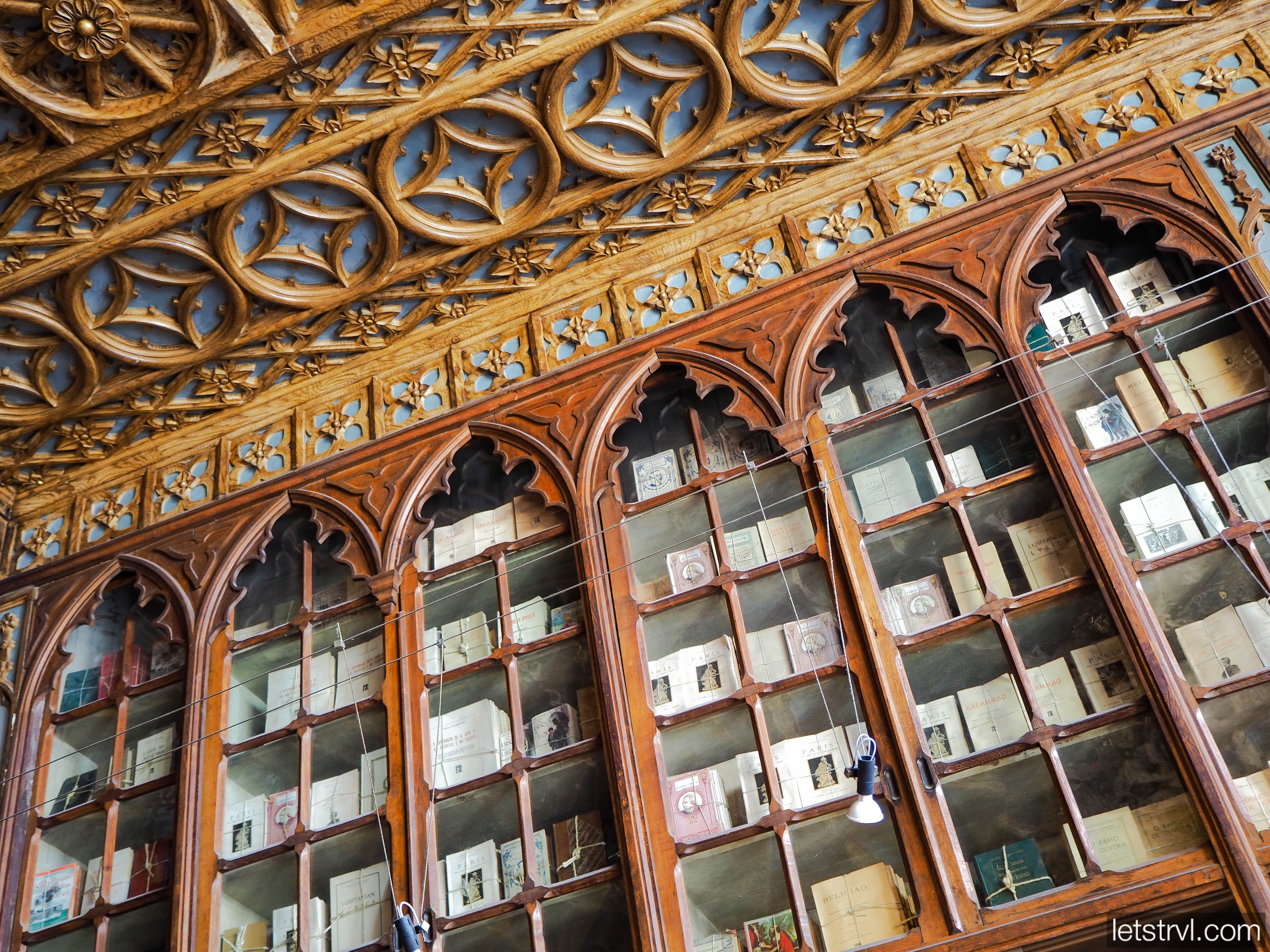 Коллекции старинных книг в Livraria Lello