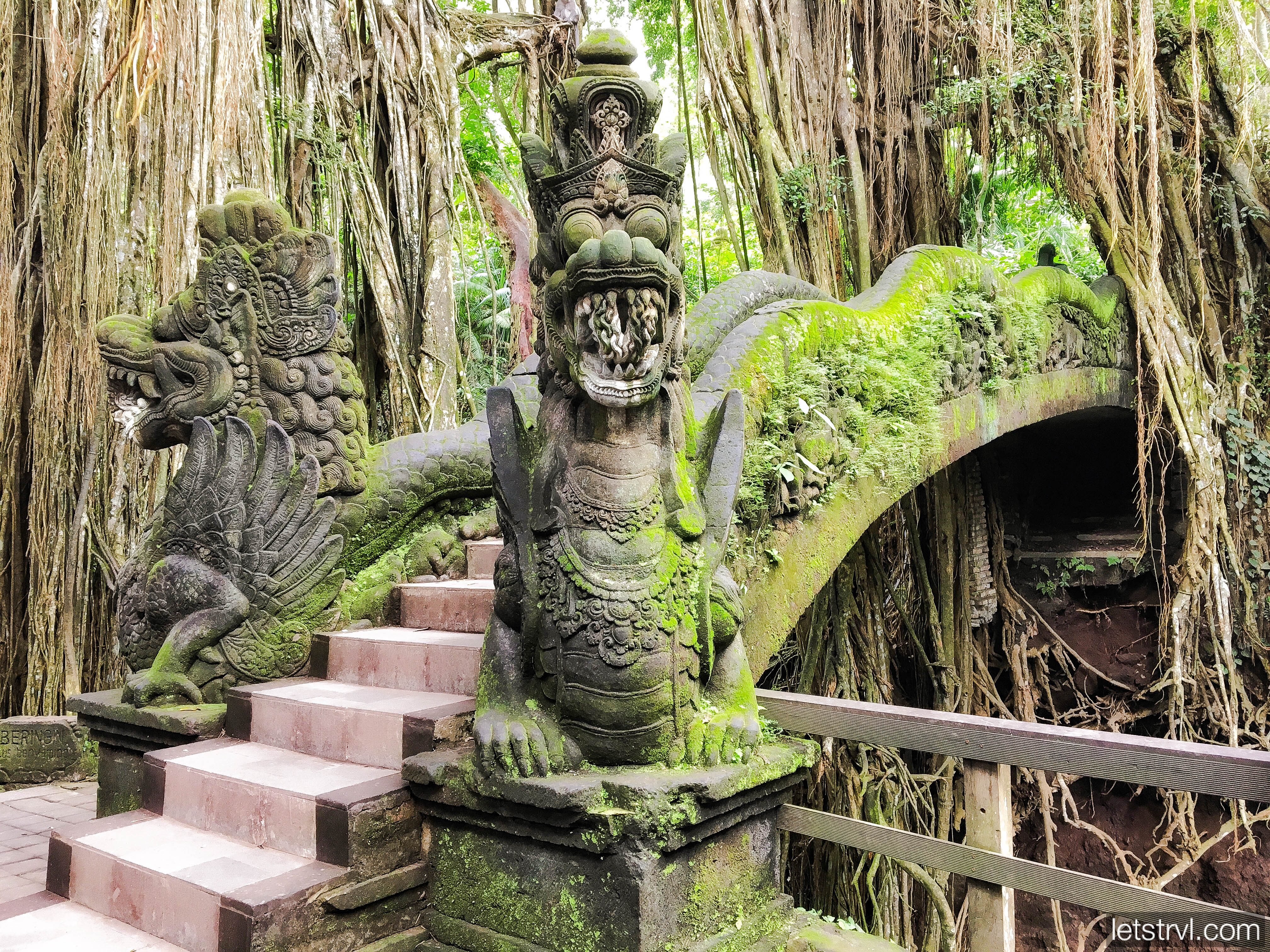 Мост в Лесу обезьян в Убуде на Бали