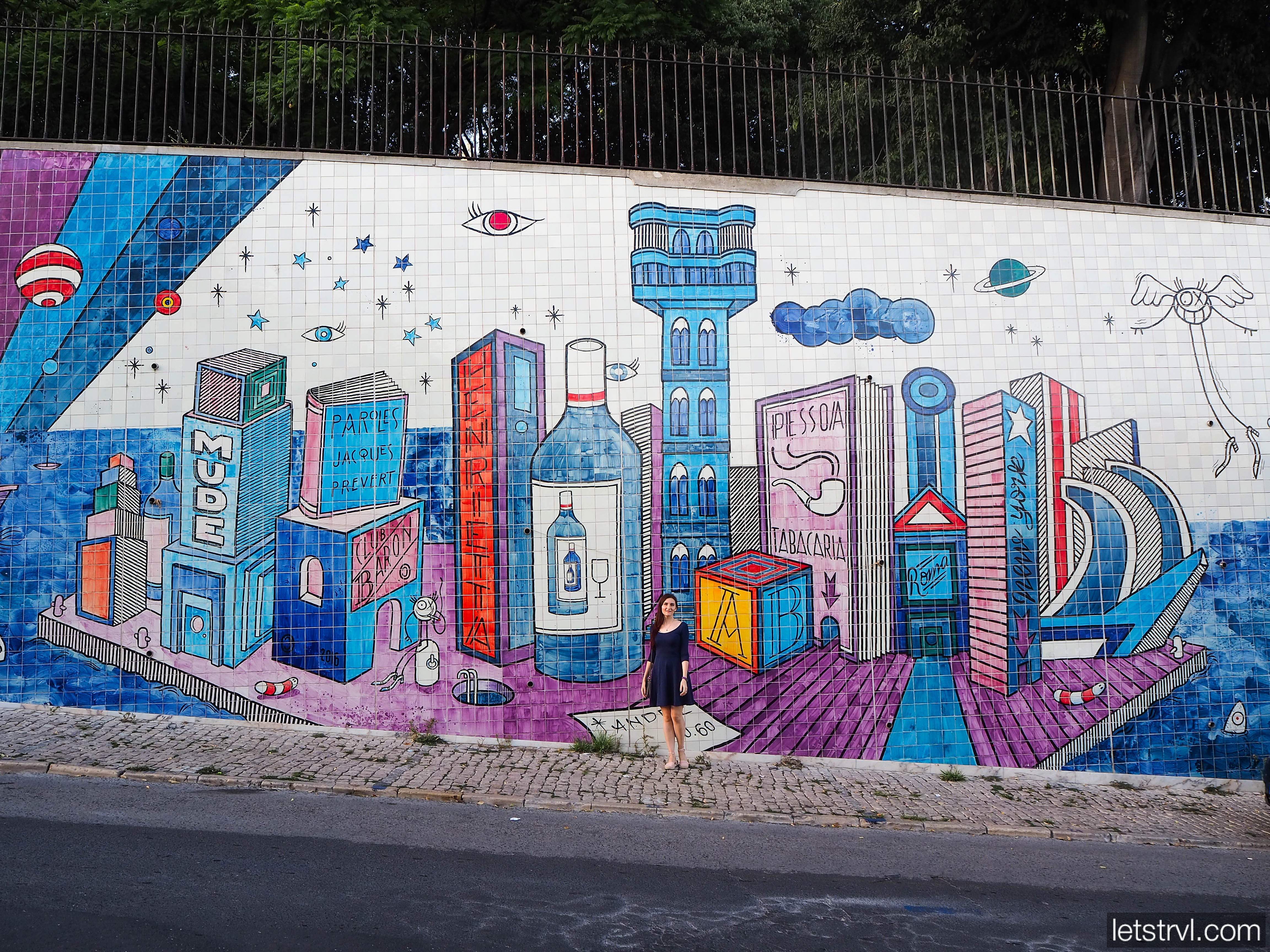 Мурал в стиле азулежу возле Национального Пантеона Португалии