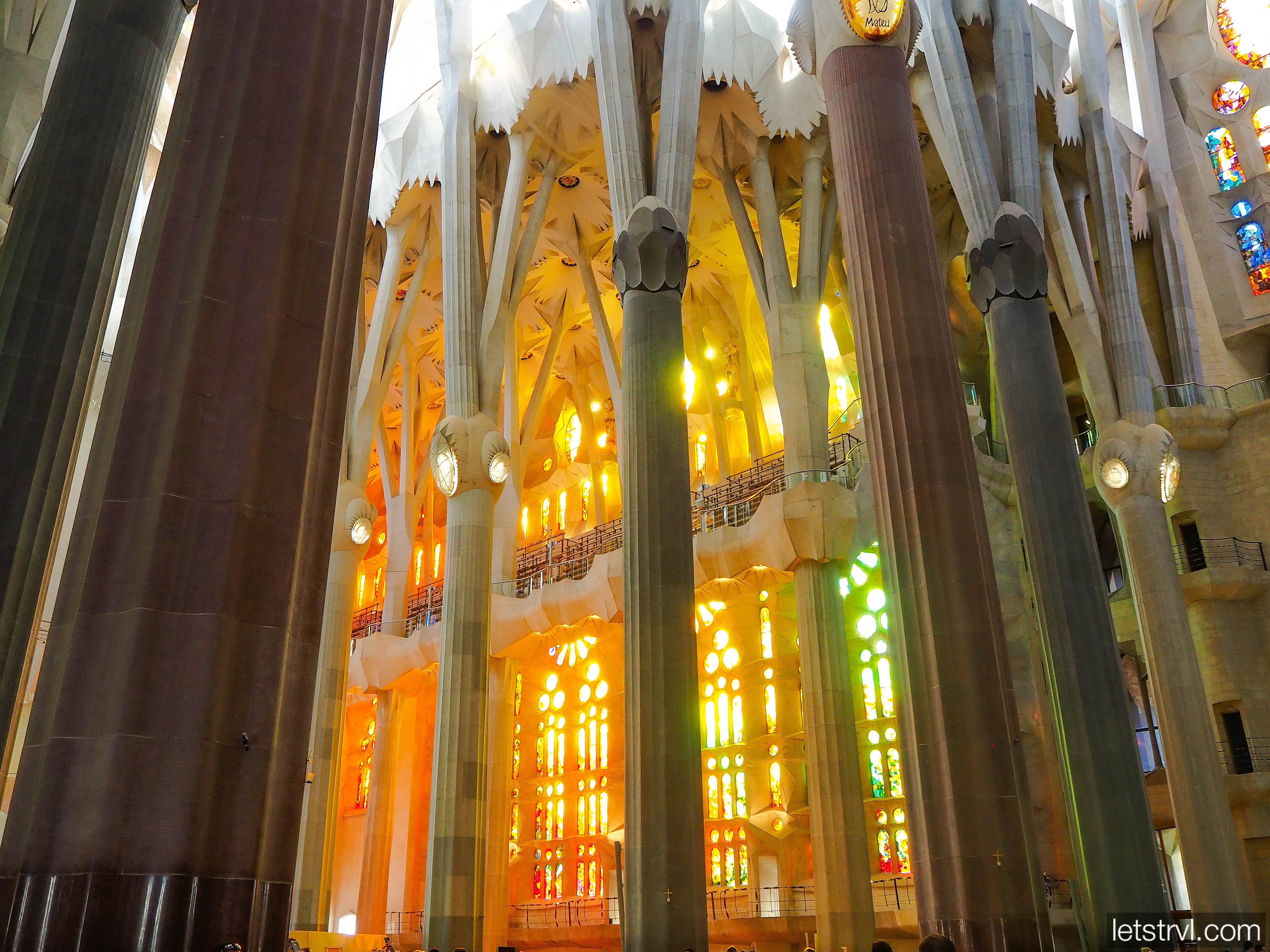 Освещение внутри Храма Святого Семейства