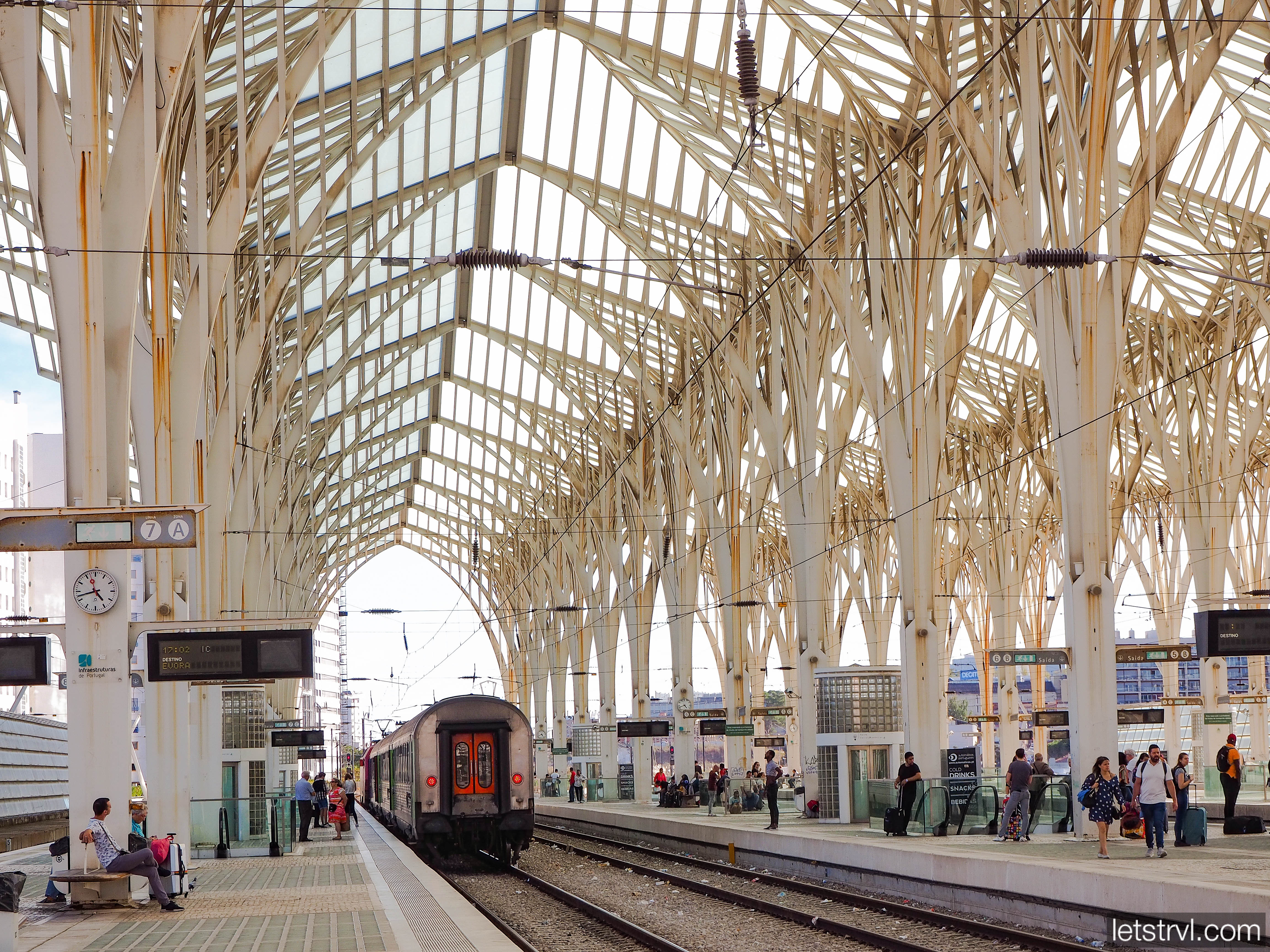 Перрон вокзала Oriente