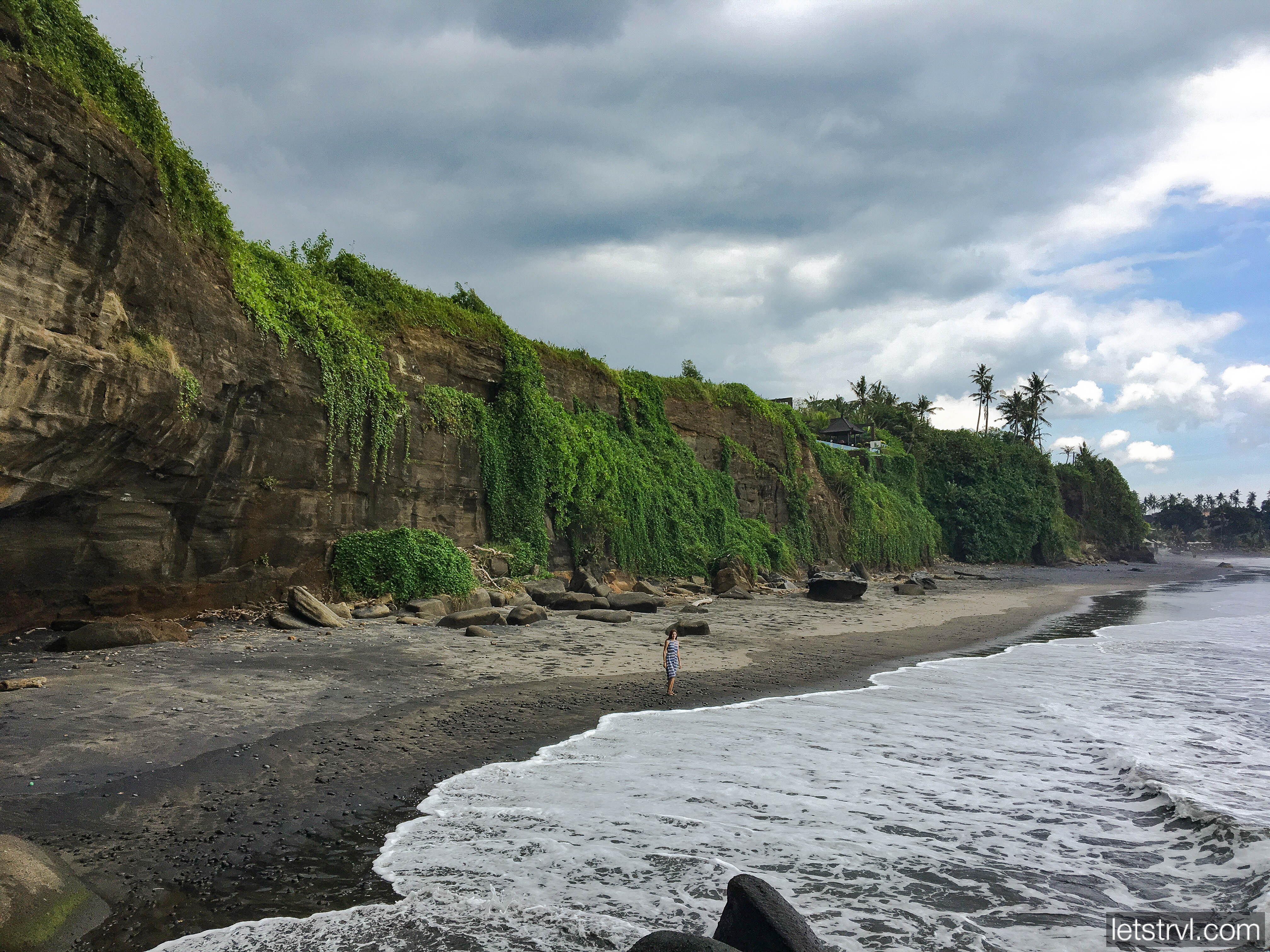 Пляж Балиан с вулканическим песком на Бали