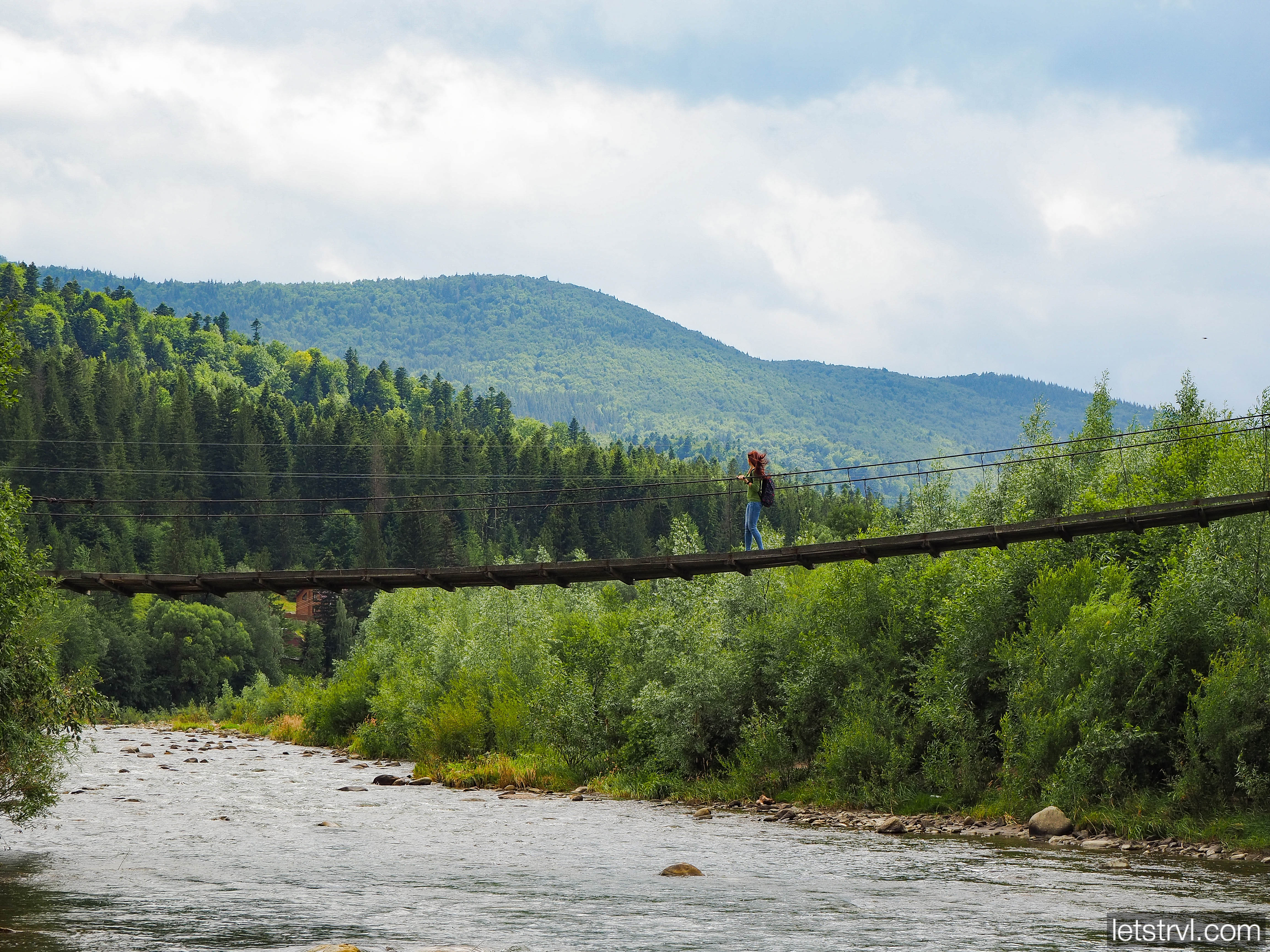 Подвесной мост через реку Прут в Карпатах