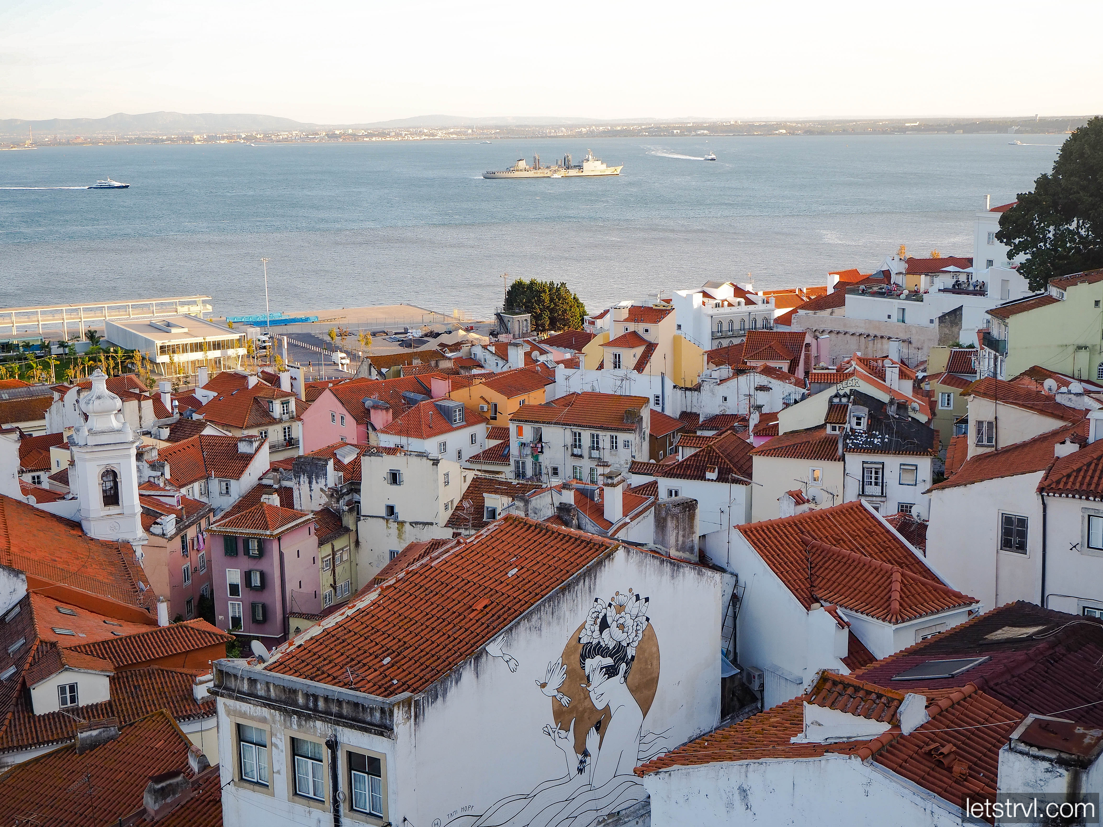 Район Алфама со смотровой в Лиссабоне