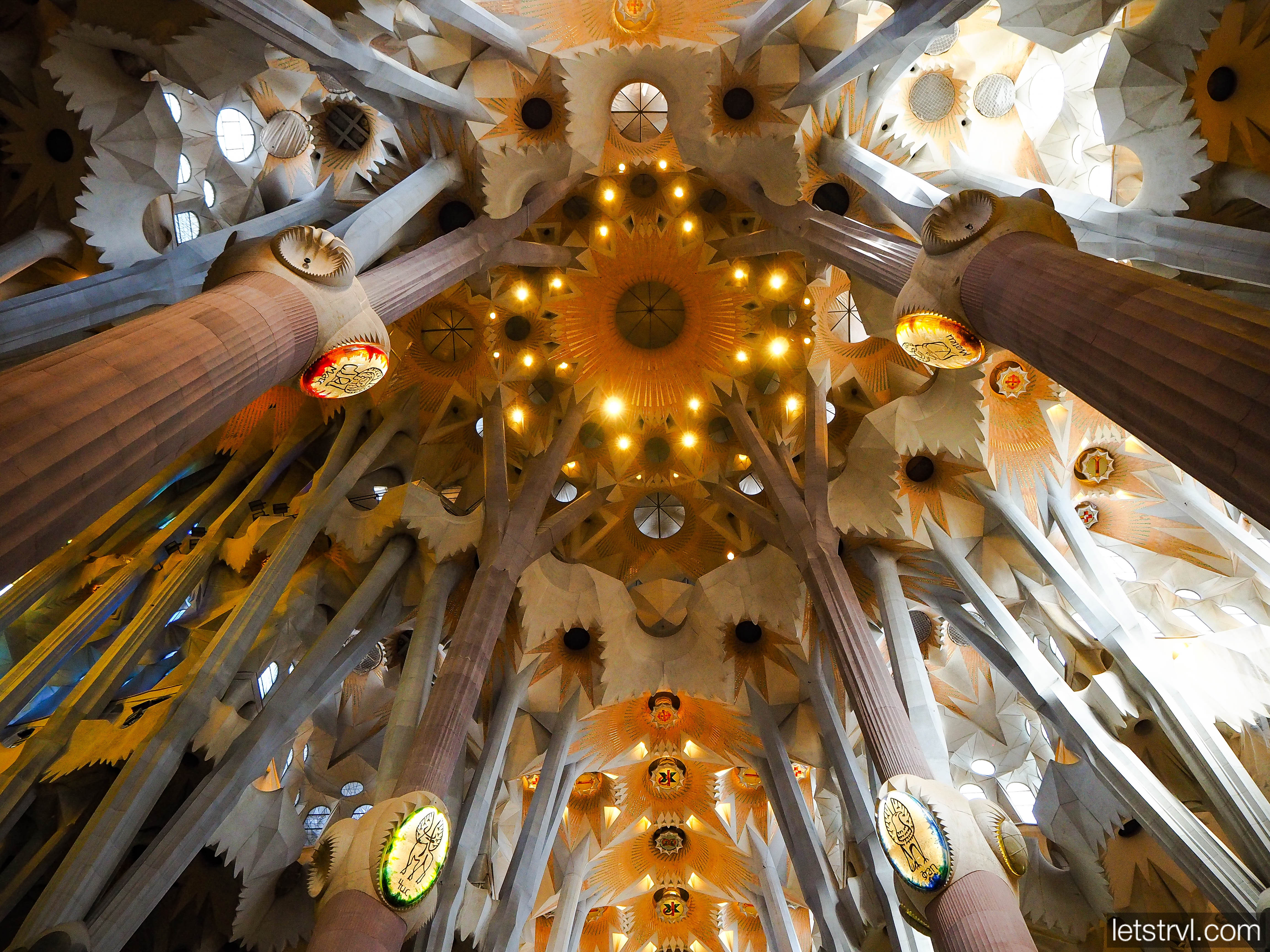 Своды и колонны внутри Саграда Фамилия