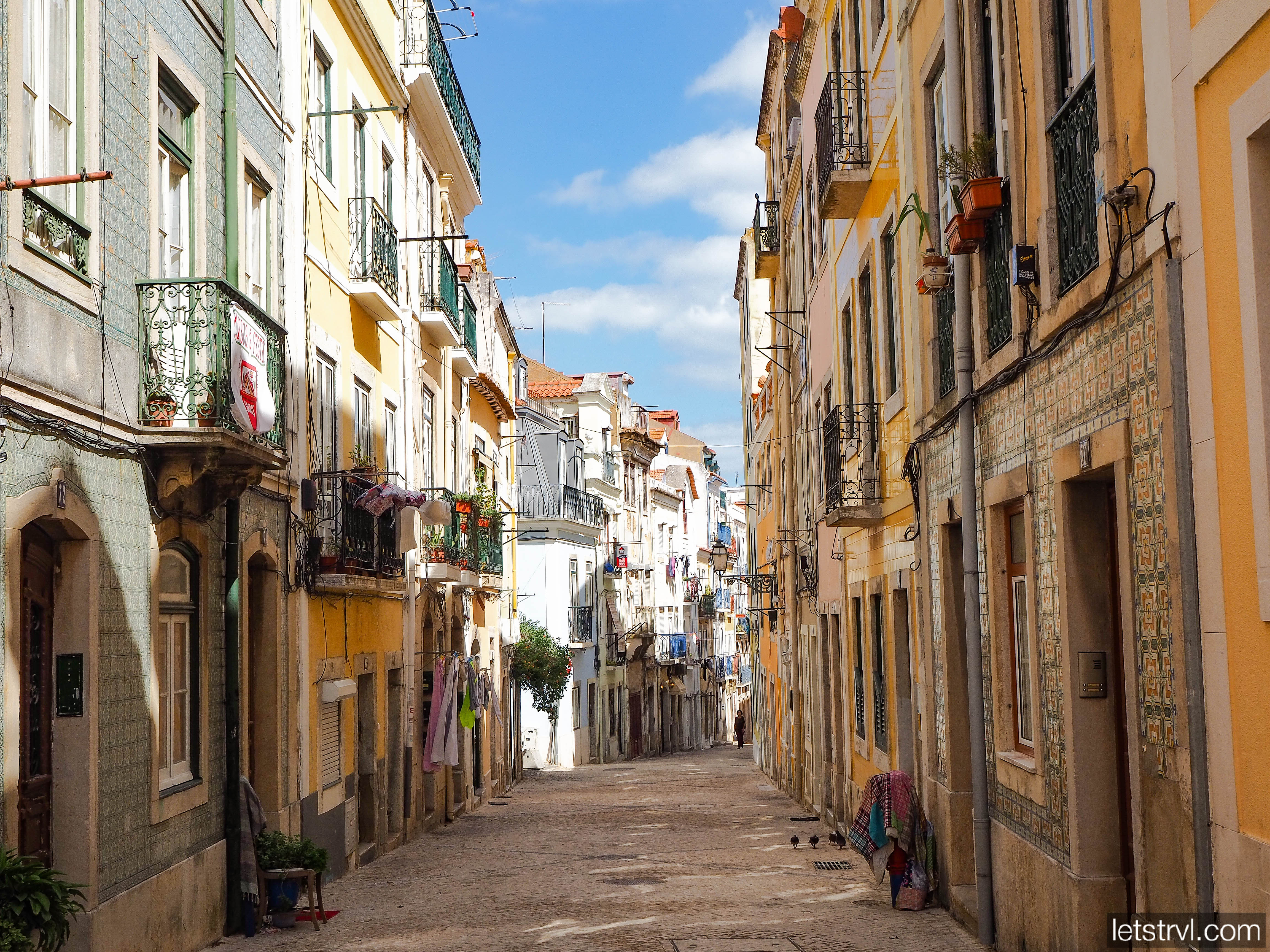 Старая улица Лиссабона в районе Эштрела