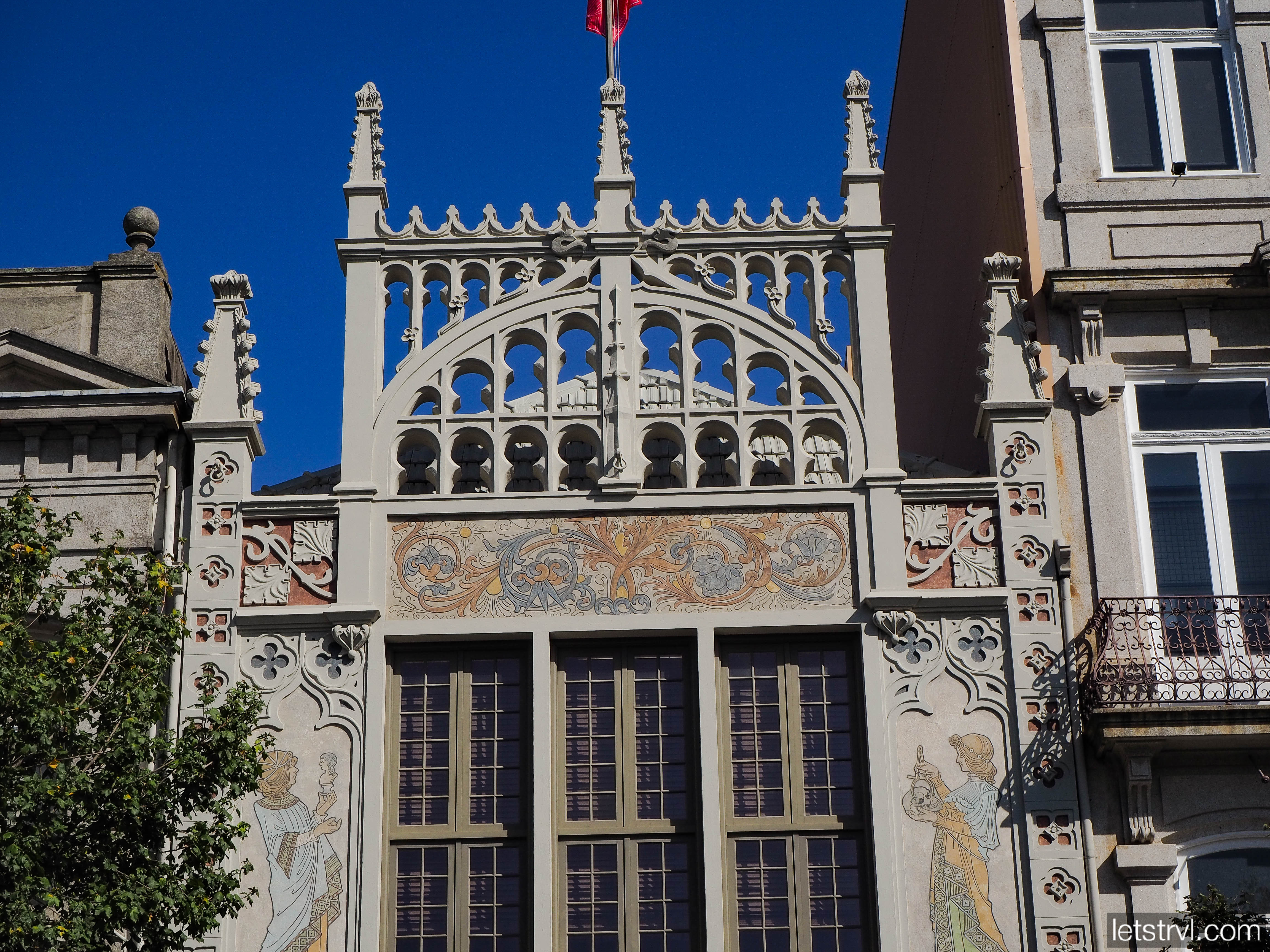 Фасад Livraria Lello