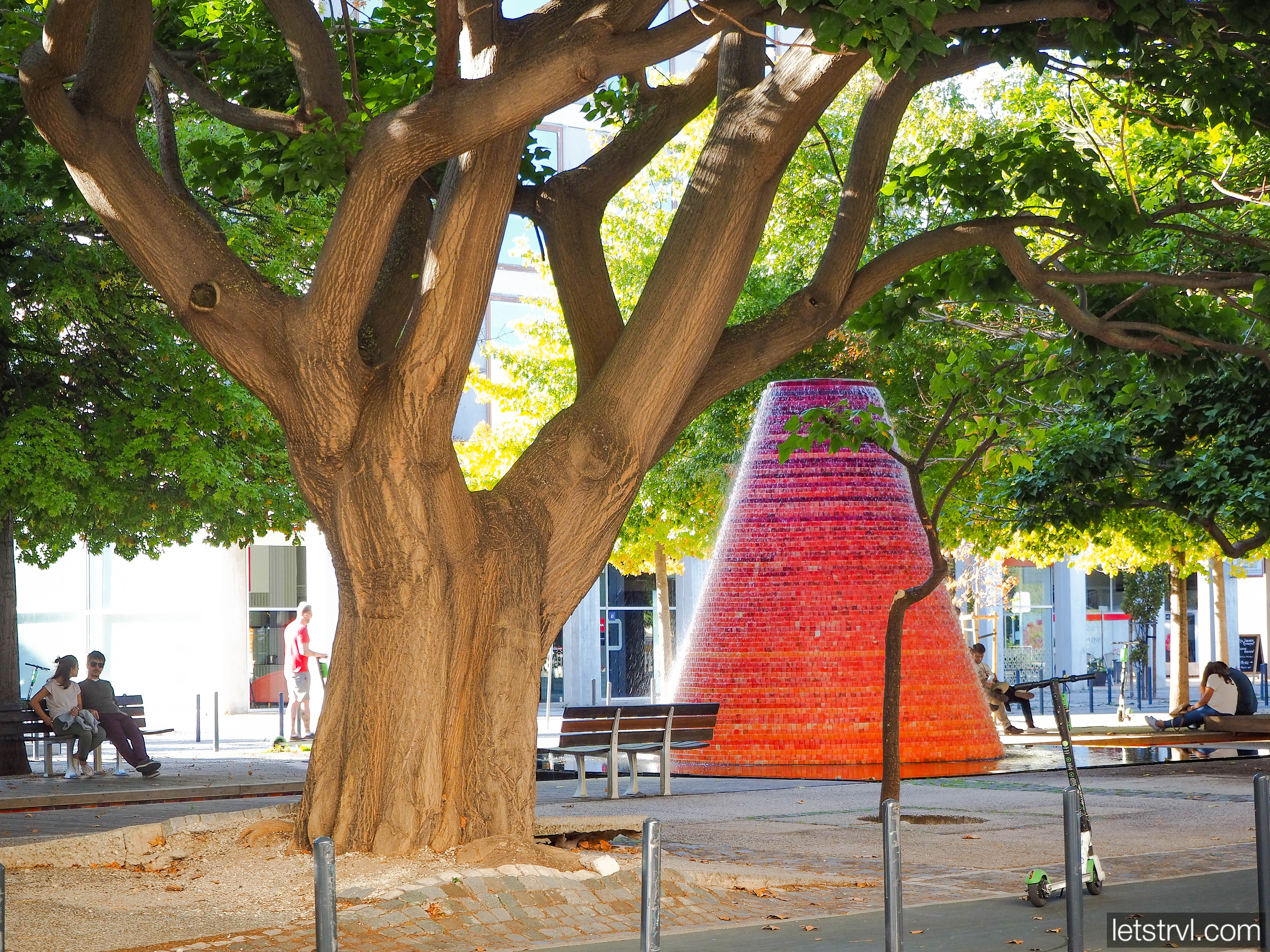 Фонтан-вулкан в новом районе Лиссабона