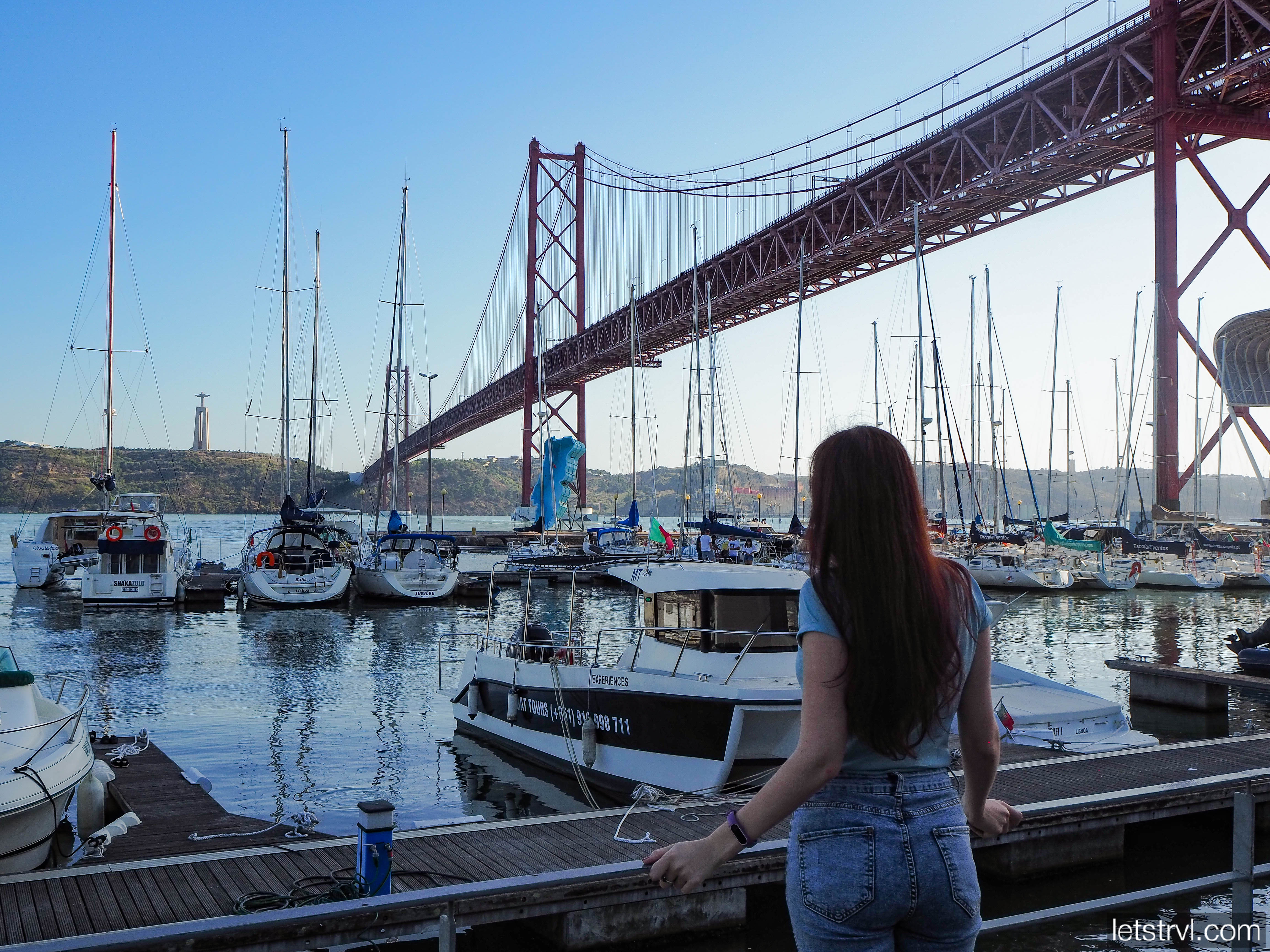 район Санта Амару под мостом 25 Апреля